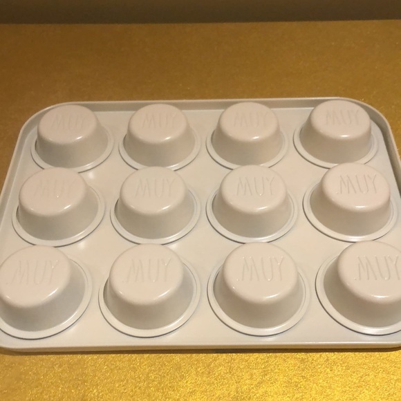 RAE DUNN MUFFIN AND CUPCAKE PAN. - Picture 4 of 5